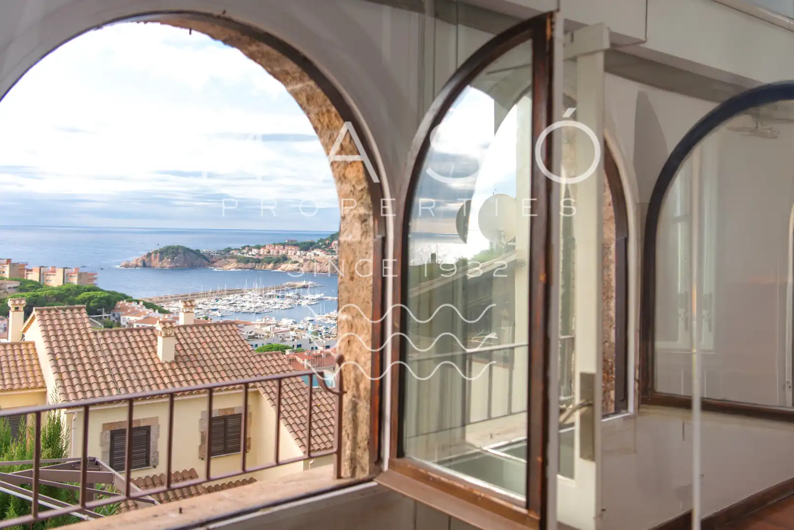 Vista exterior de Casa adosada en venda en Sant Feliu de Guíxols amb Calefacció, Jardí privat i Terrassa