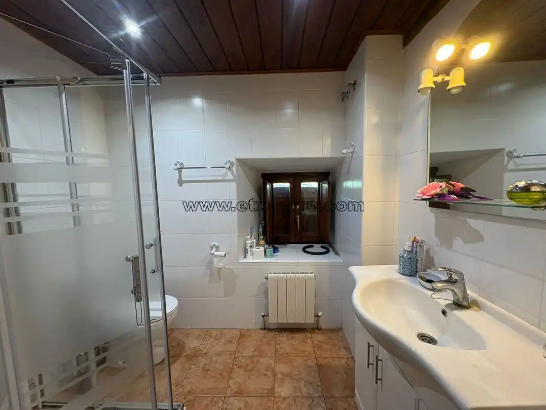 Badezimmer von Country house zum Verkauf in Ayala / Aiara mit Heizung