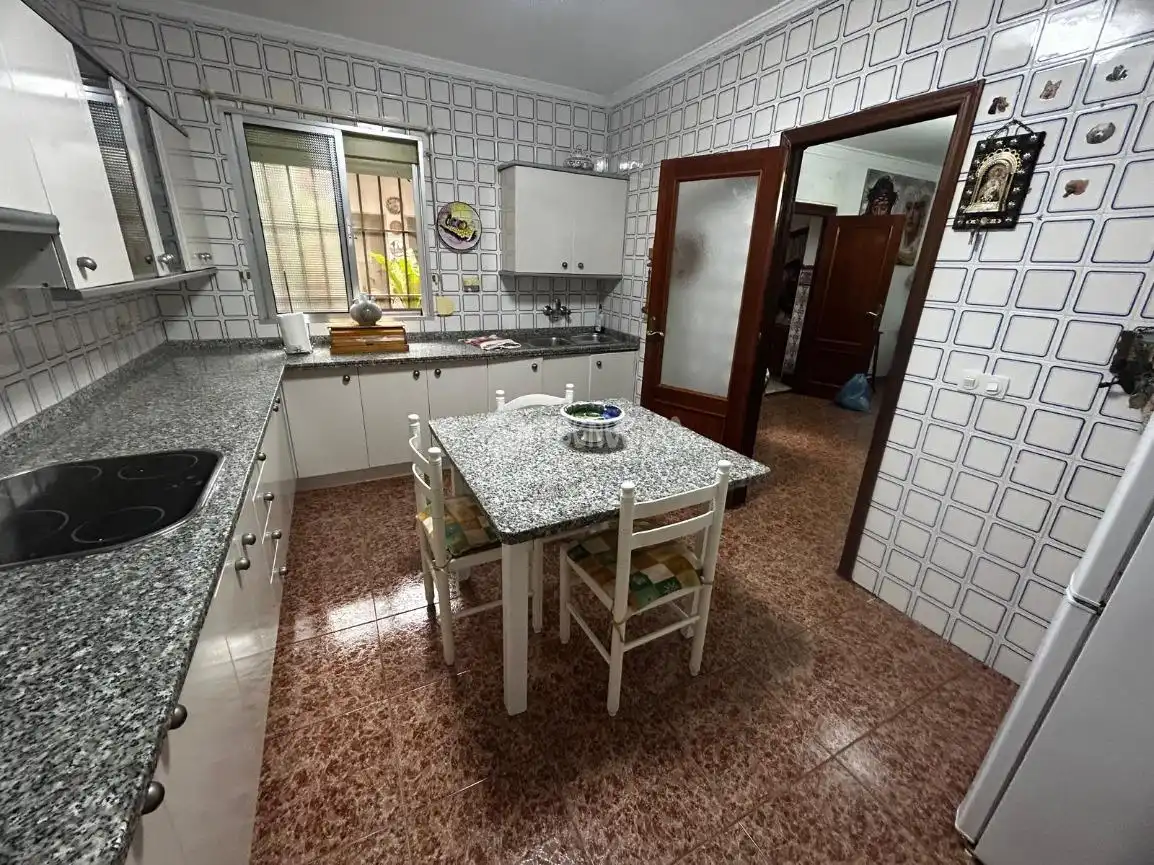 Cuina de Casa adosada en venda en La Rinconada amb Aire condicionat i Calefacció