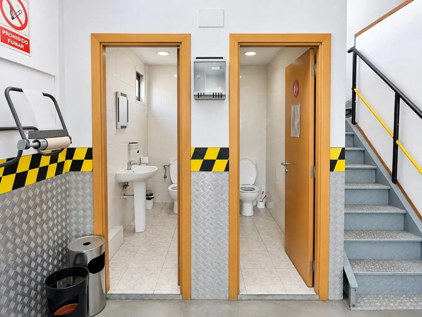 Baño de Nave industrial de alquiler en As Pontes de García Rodríguez 