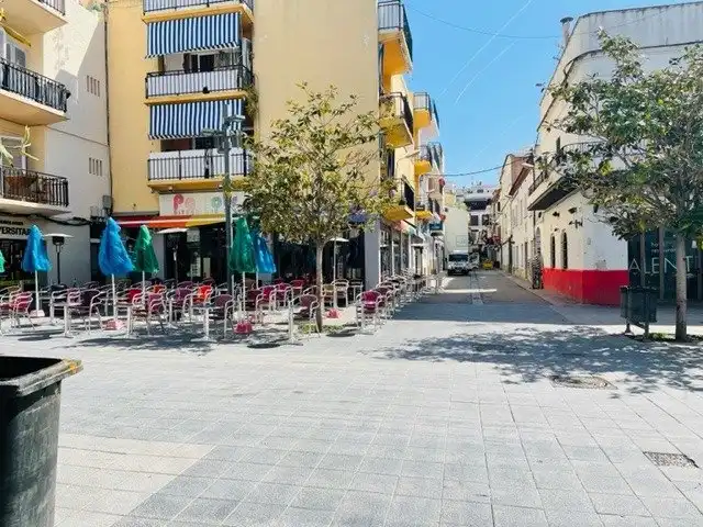 Vista exterior de Oficina en venda en Sitges amb Aire condicionat i Moblat
