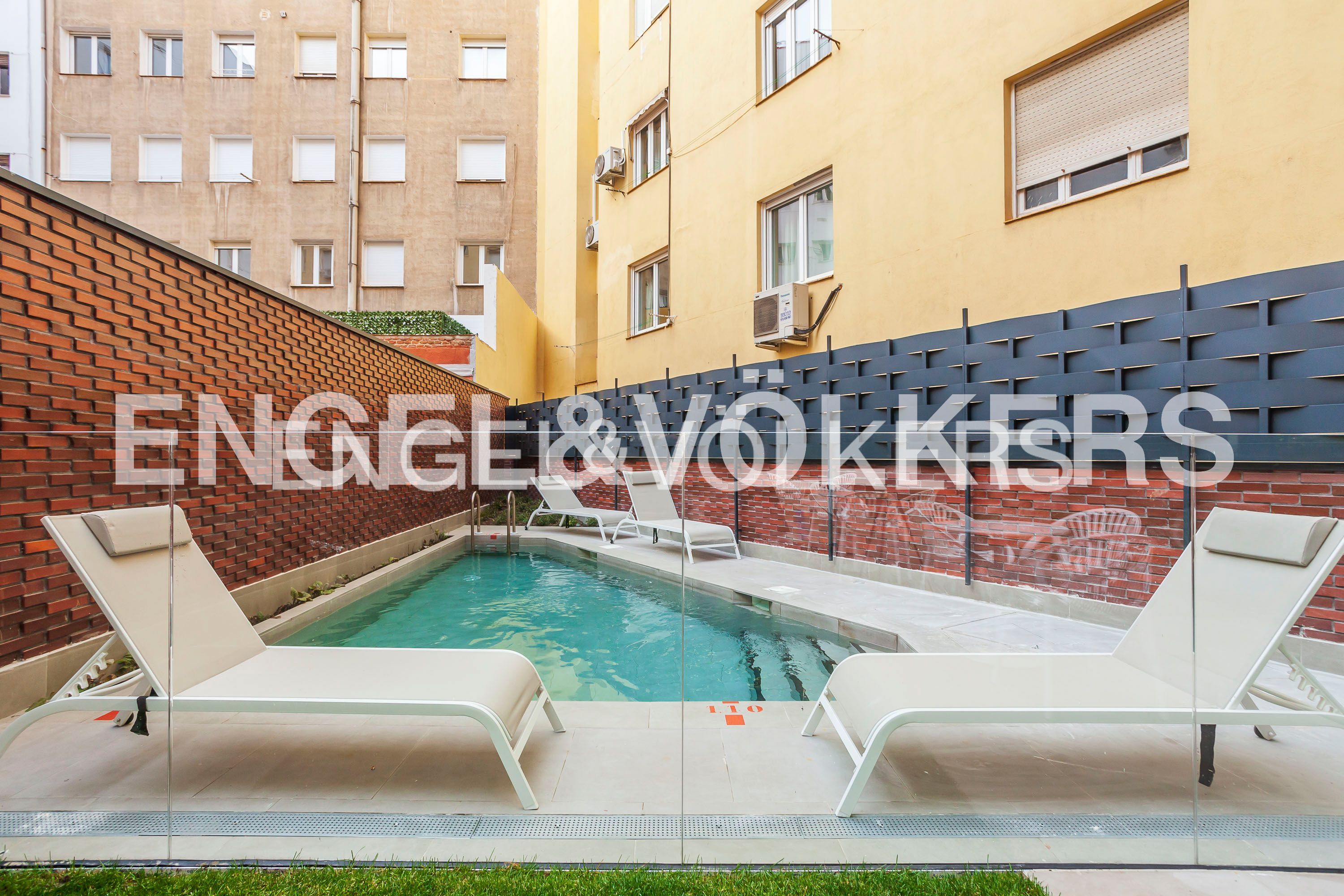 Swimming pool of Apartment to rent in  Madrid Capital  with Air Conditioner, Heating and Private garden