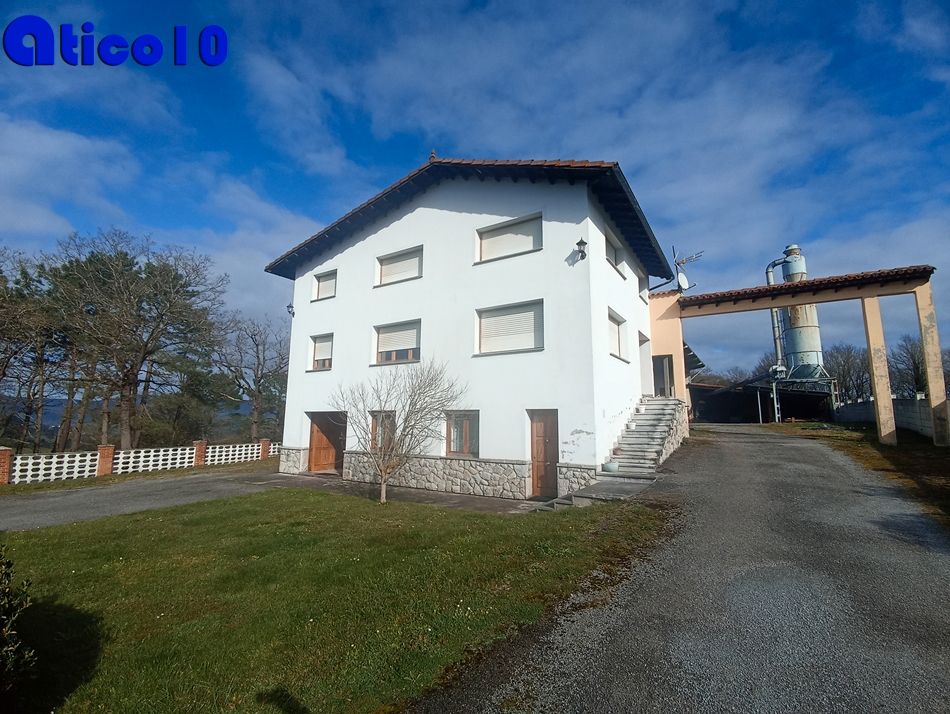 Vista exterior de Casa o chalet en venta en Las Regueras   con Calefacción, Parquet y Trastero