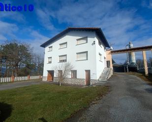 Vista exterior de Casa o xalet en venda en Las Regueras   amb Calefacció, Parquet i Traster