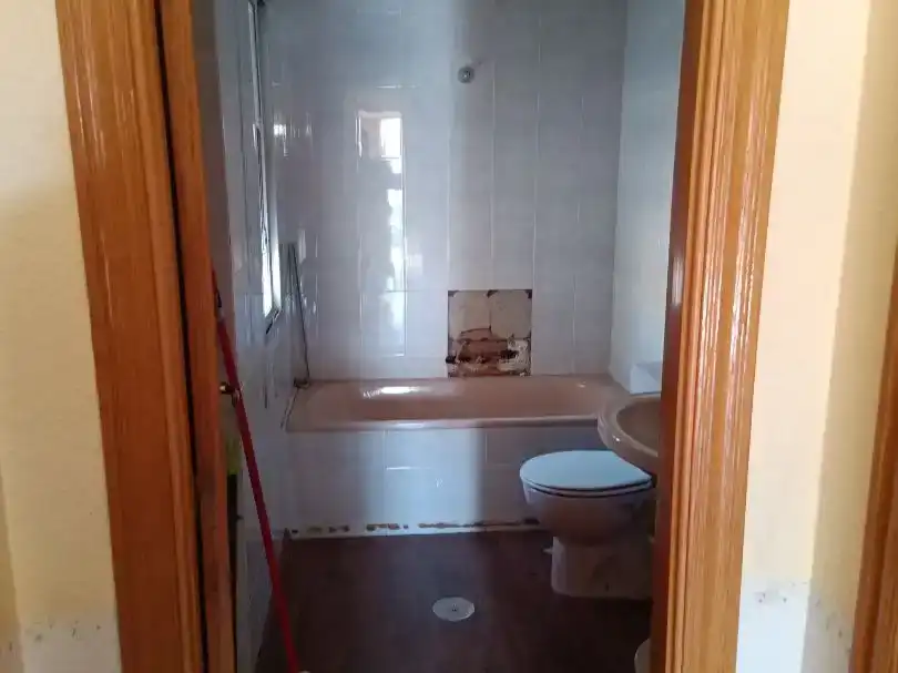 Bany de Pis en venda en Cobisa amb Jardí privat, Parquet i Terrassa