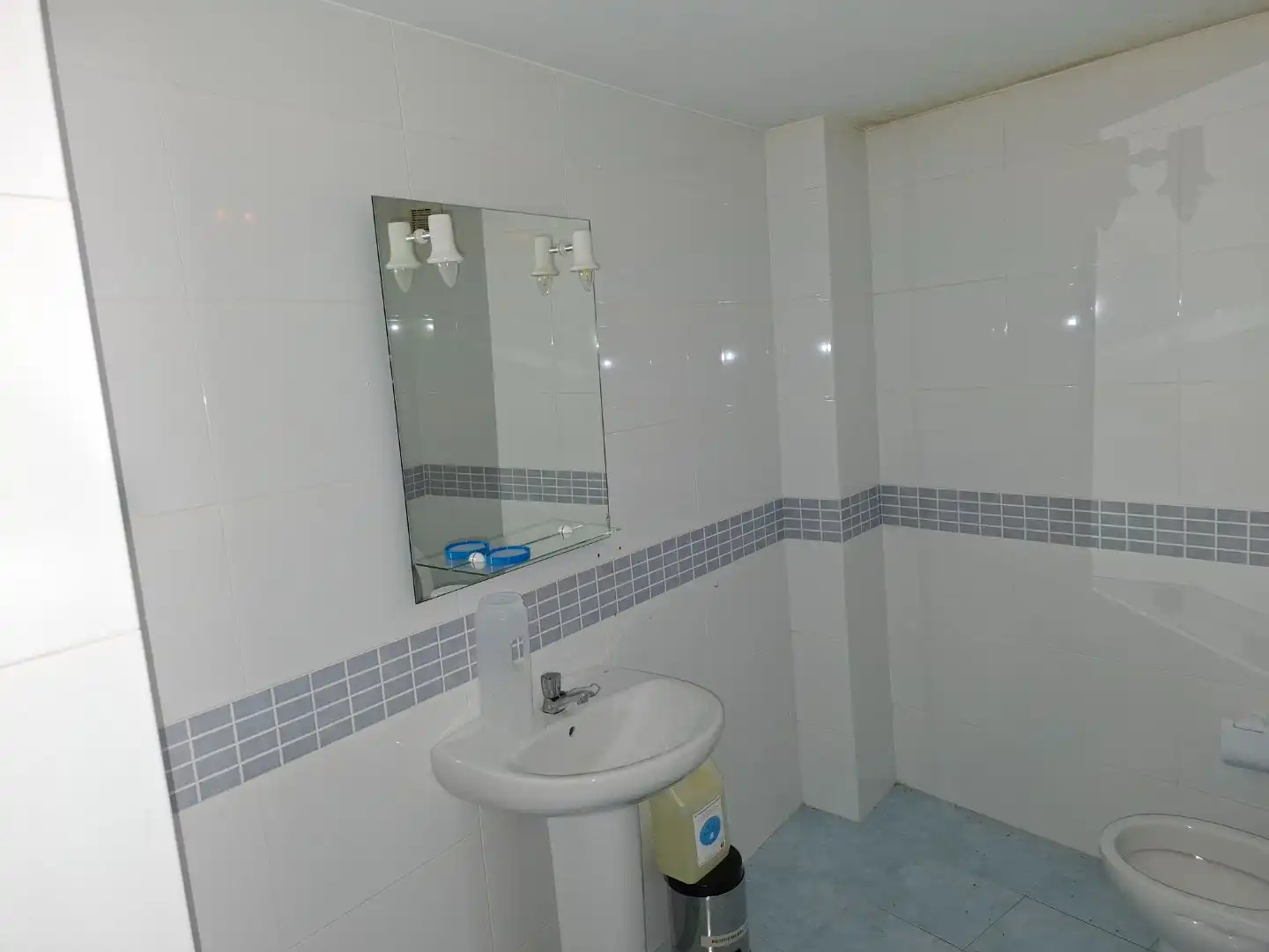 Bany de Local de lloguer en Lugo amb Parquet