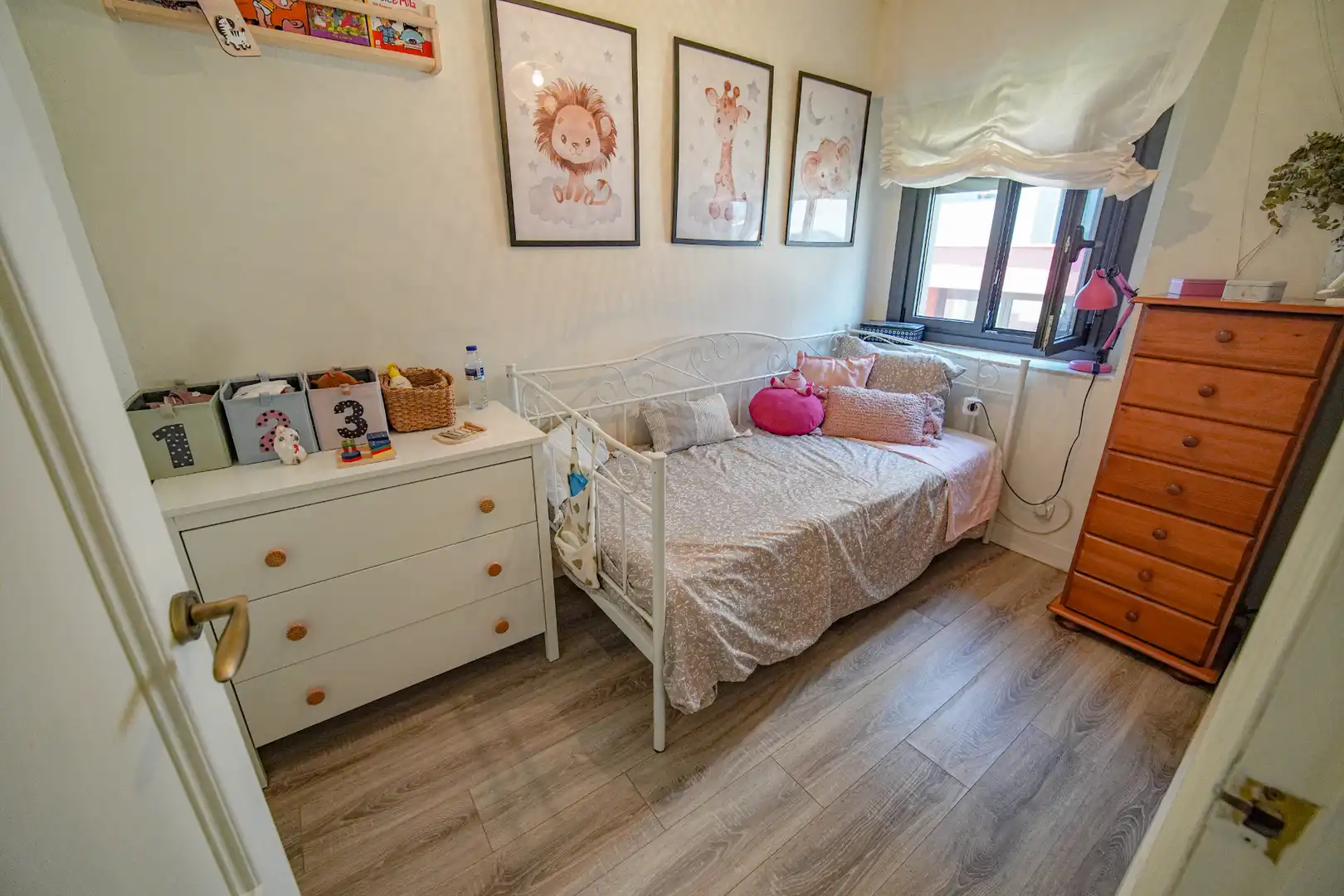 Dormitori de Pis en venda en Gijón  amb Parquet, Traster i Moblat