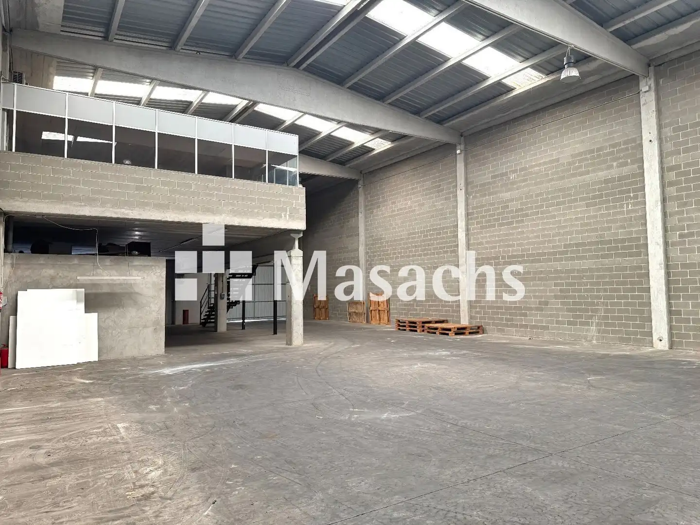 Außenansicht von Fabrikhallen zur Miete in Terrassa