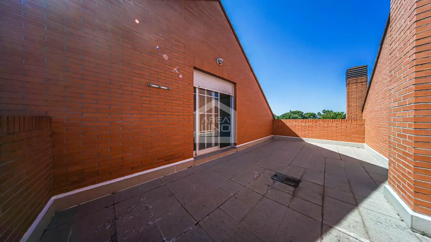 Vista exterior de Casa adosada en venta en Villaviciosa de Odón con Calefacción, Jardín privado y Parquet