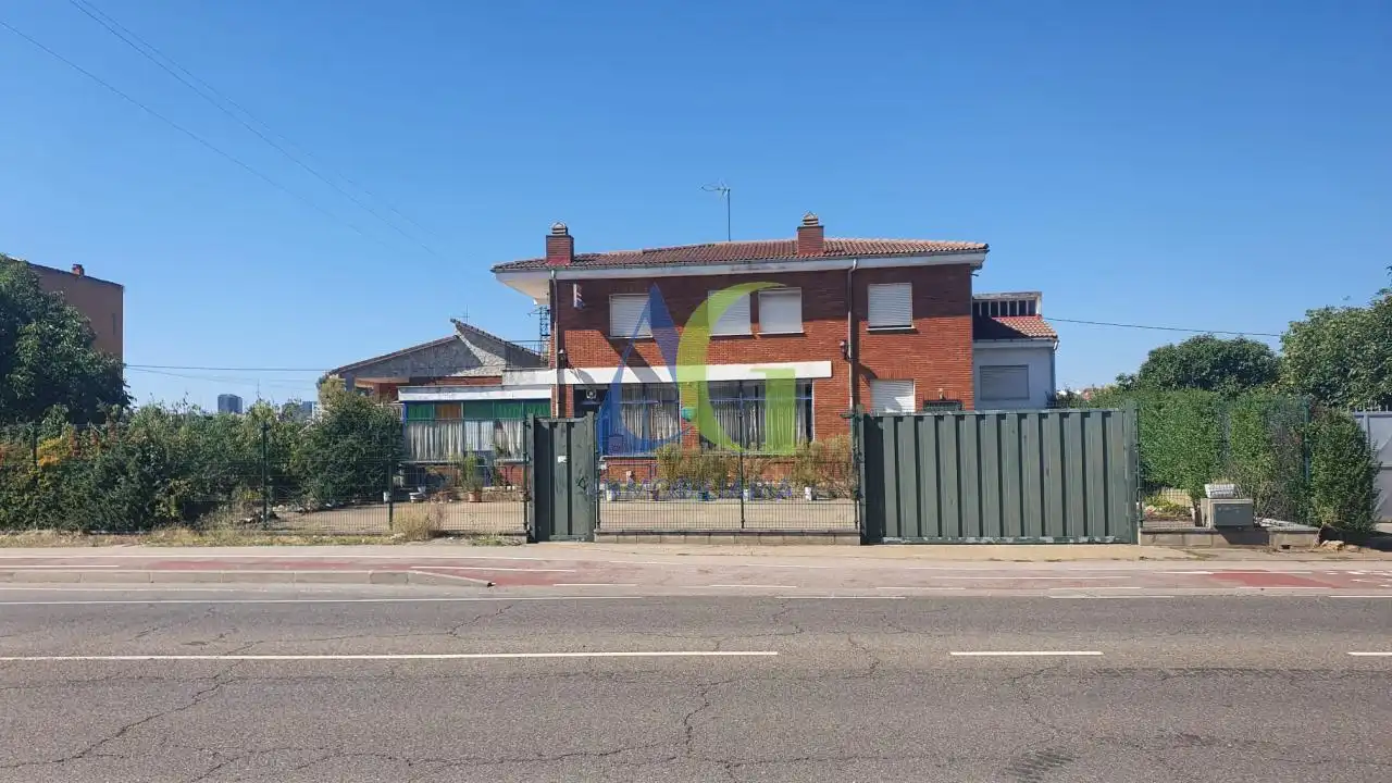 Vista exterior de Casa o xalet en venda en León Capital  amb Calefacció, Jardí privat i Terrassa