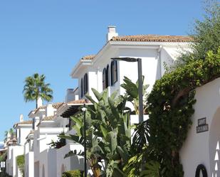 Vista exterior de Casa adosada en venda en Estepona amb Jardí privat, Terrassa i Alarma