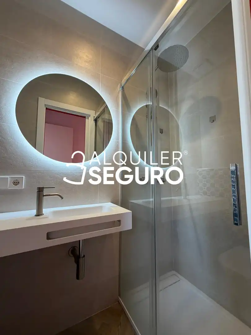Baño de Piso de alquiler en Madrid con Aire acondicionado, Calefacción y Amueblado