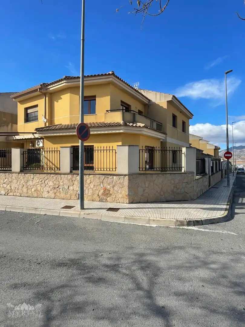 Maison mitoyenne à vendre à El Pinós / Pinoso