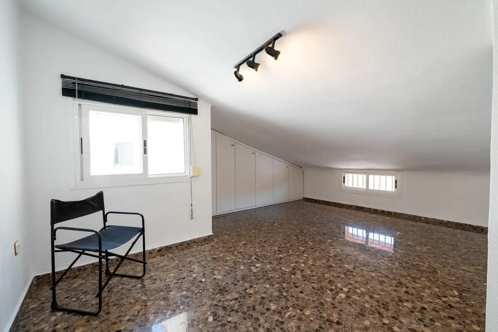 Dachboden zur Miete in Moncada mit Privatgarten, Terrasse und Balkon