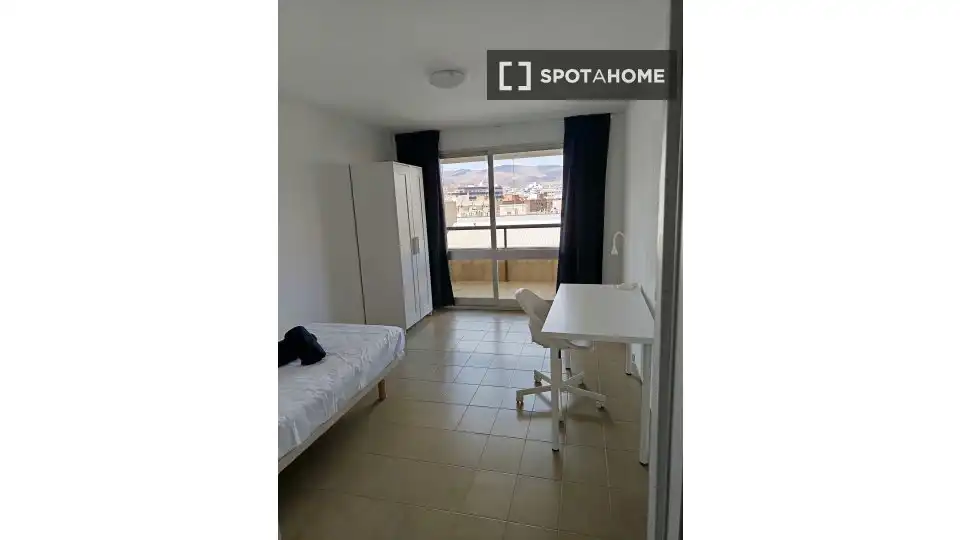 Dormitori de Pis per a compartir en Almería amb Aire condicionat, Calefacció i Moblat