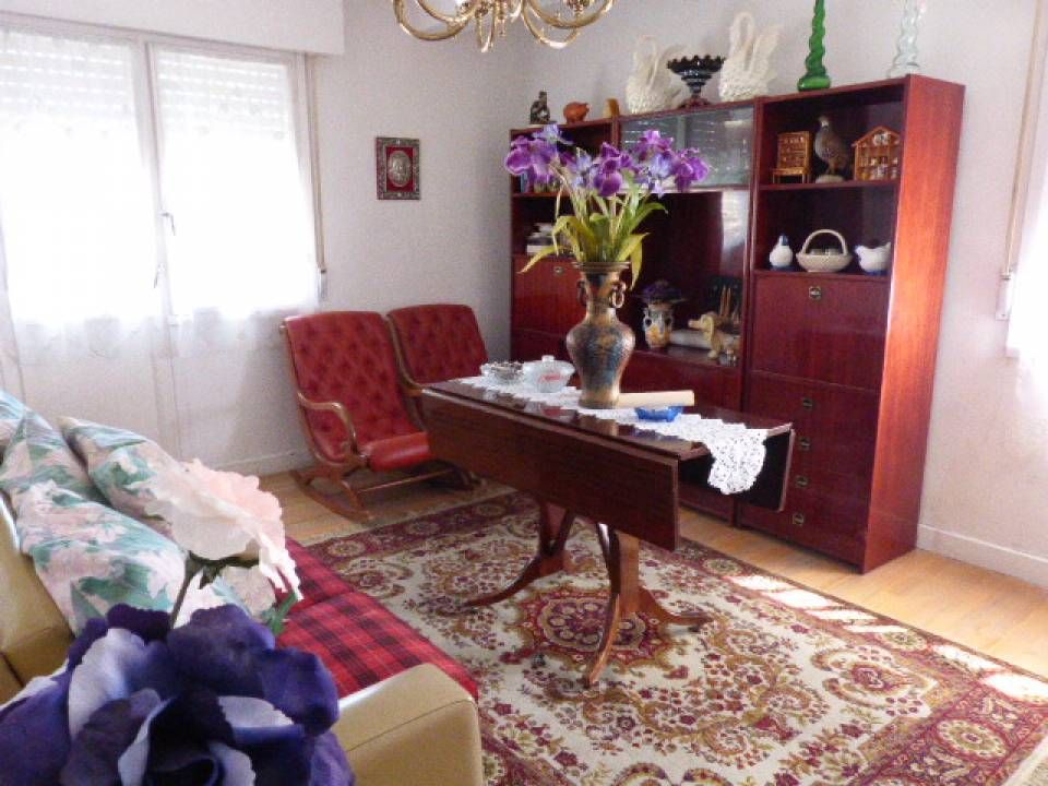 Sala d'estar de Pis en venda en Villarcayo de Merindad de Castilla la Vieja amb Calefacció, Moblat i Balcó