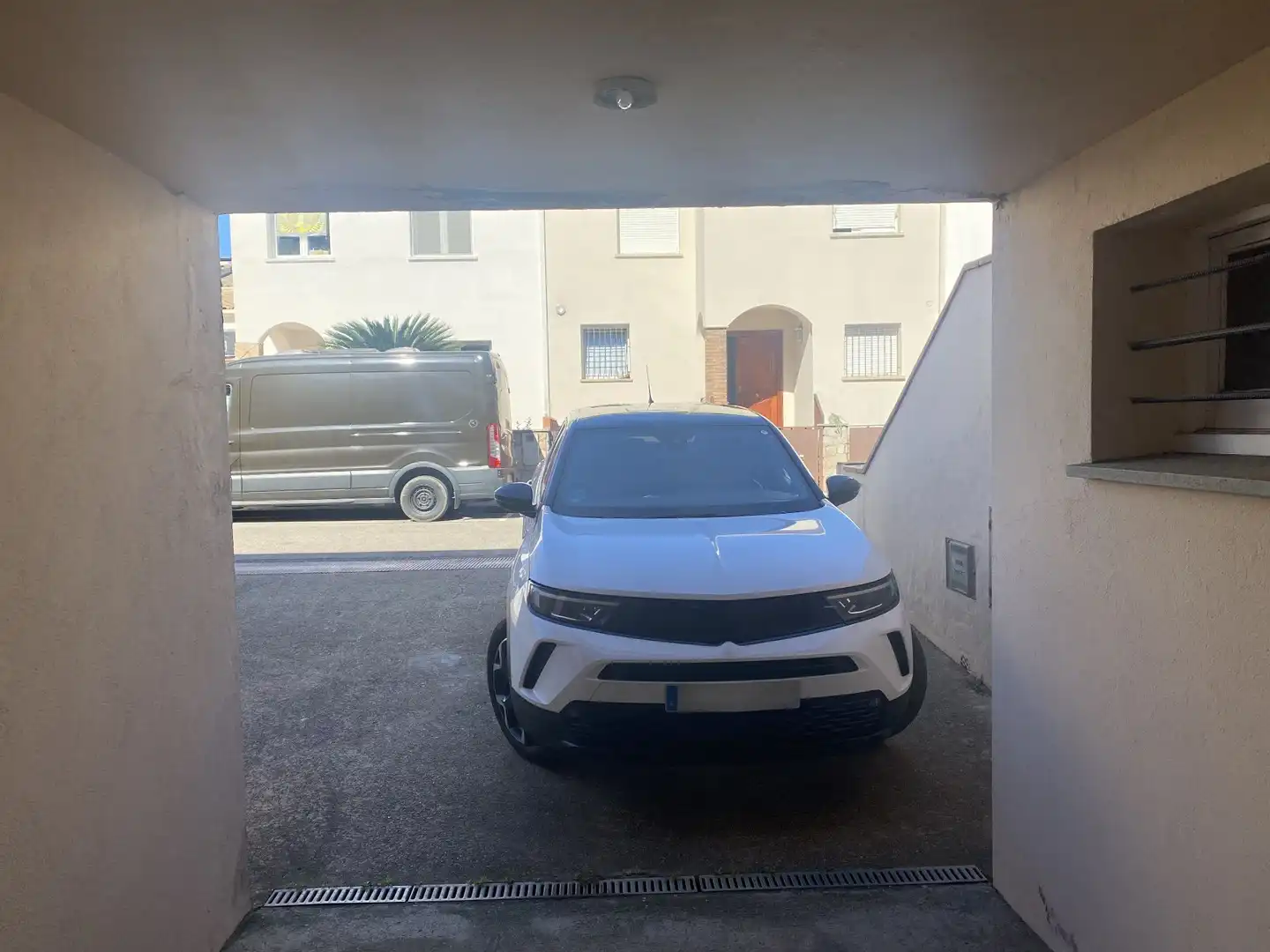 Parking de Casa adosada en venta en Girona con Calefacción, Jardín privado y Terraza