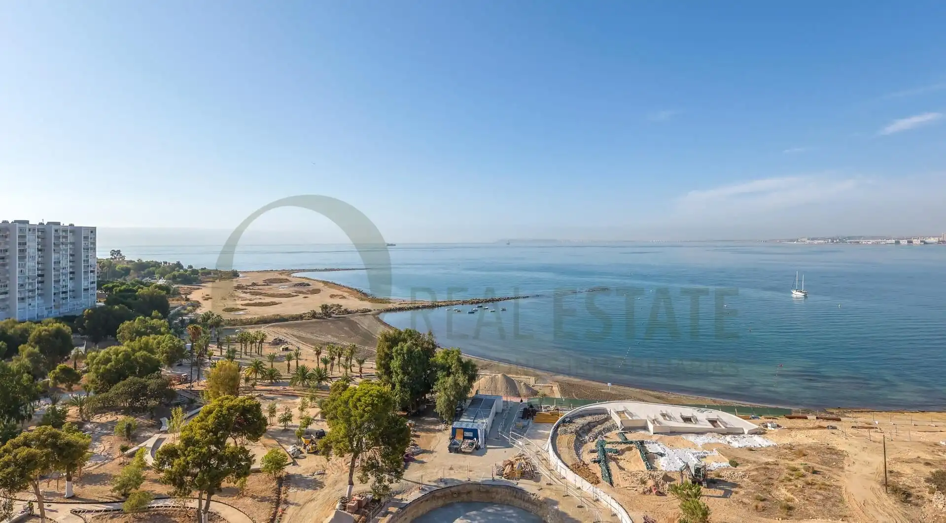 Dachboden zur Miete in Alicante / Alacant mit Klimaanlage, Privatgarten und Terrasse