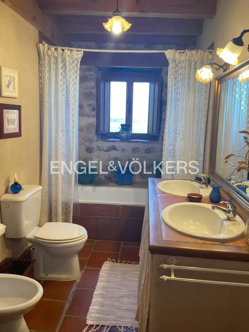 Baño de Casa o chalet en venta en Condado de Castilnovo con Aire acondicionado, Calefacción y Jardín privado