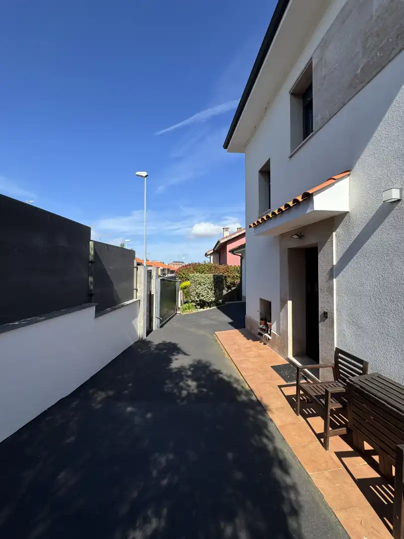 Vista exterior de Casa o xalet en venda en Avilés amb Calefacció, Jardí privat i Parquet