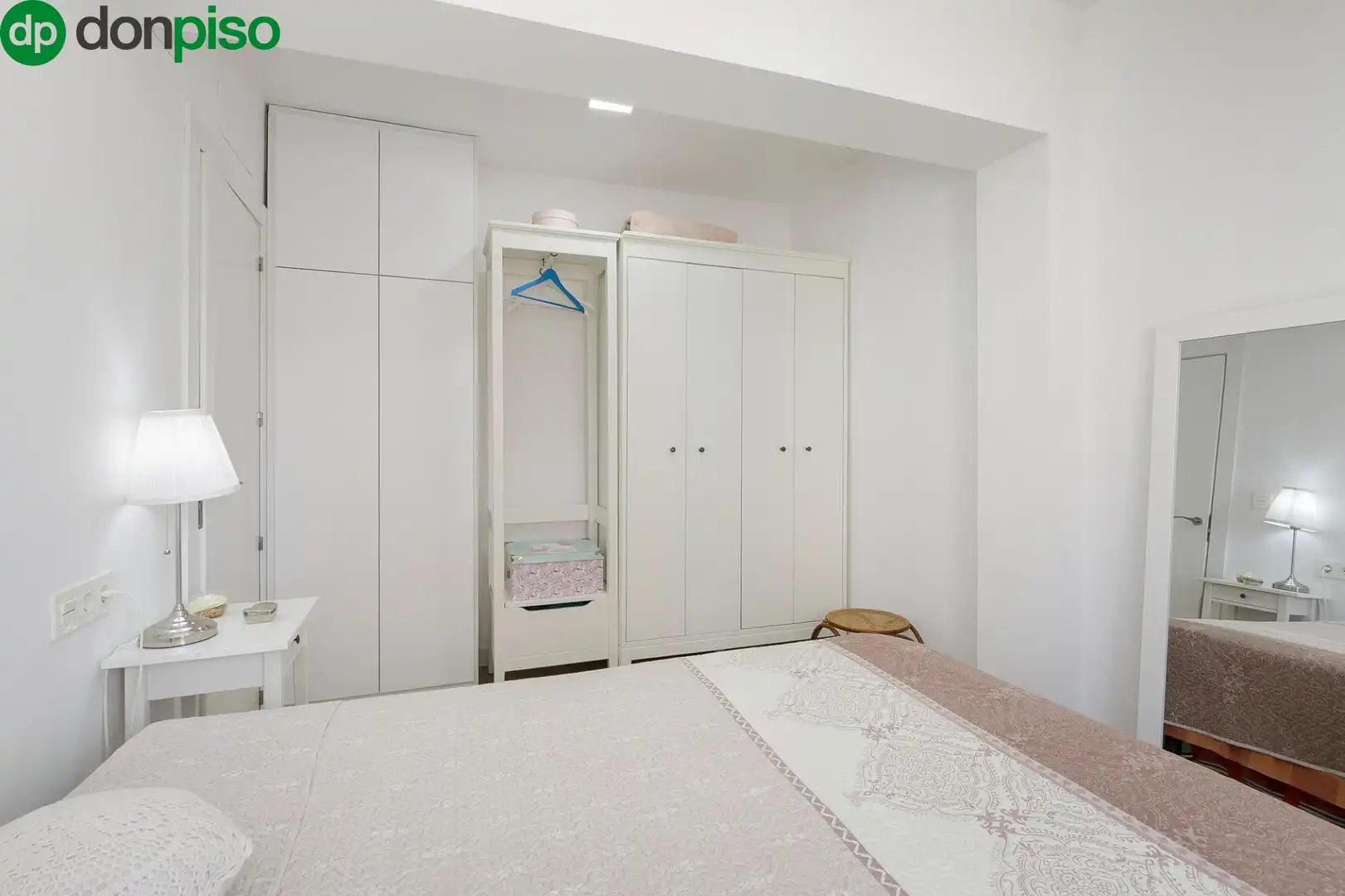 Schlafzimmer von Dachboden zum Verkauf in Granada mit Terrasse und Balkon