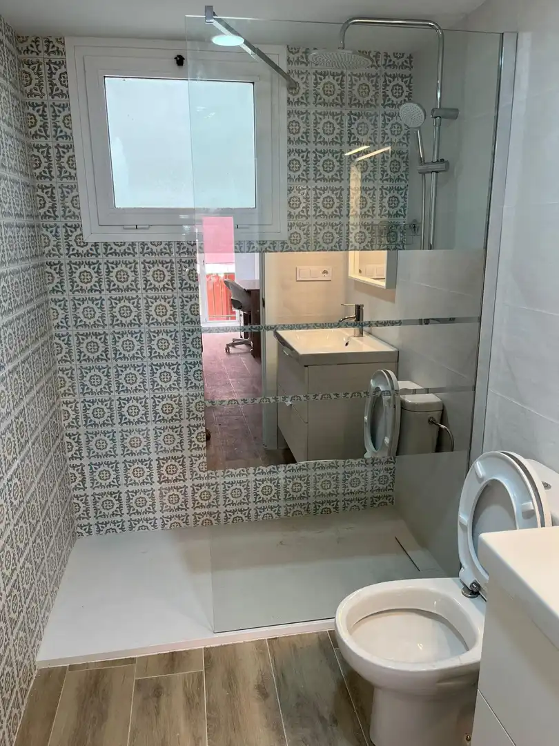 Baño de Piso de alquiler en Elche / Elx con Amueblado y Balcón