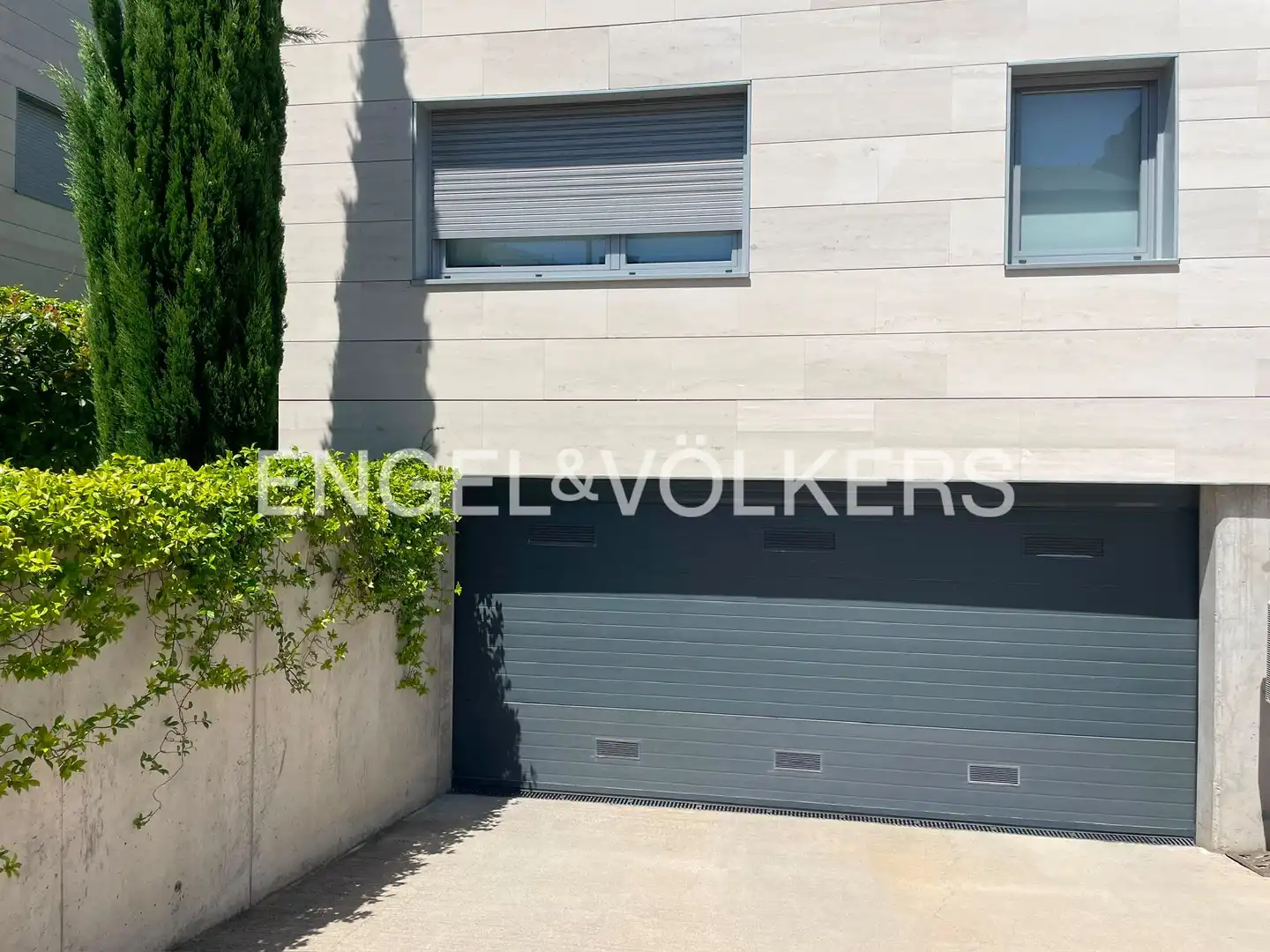 Vista exterior de Casa adosada en venda en Boadilla del Monte amb Aire condicionat, Calefacció i Jardí privat