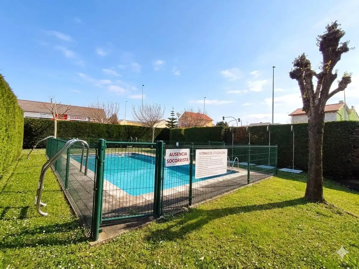 Piscina de Apartament en venda en El Astillero   amb Calefacció, Terrassa i Piscina comunitària