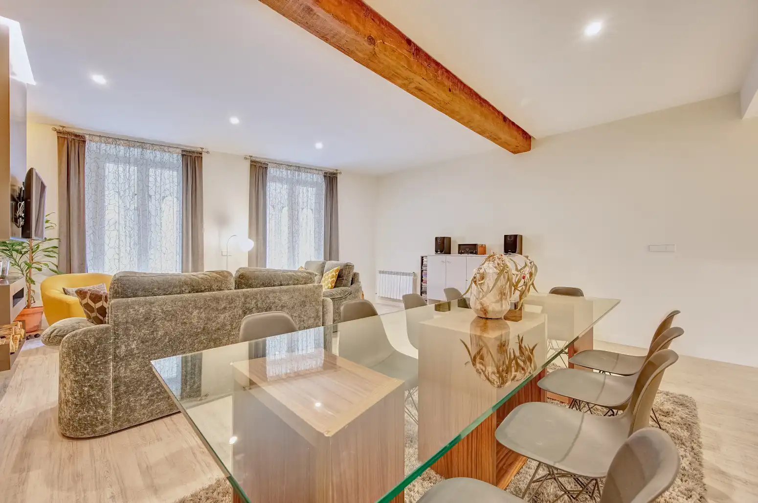 Comedor de Piso en venta en  Pamplona / Iruña con Calefacción, Parquet y Amueblado