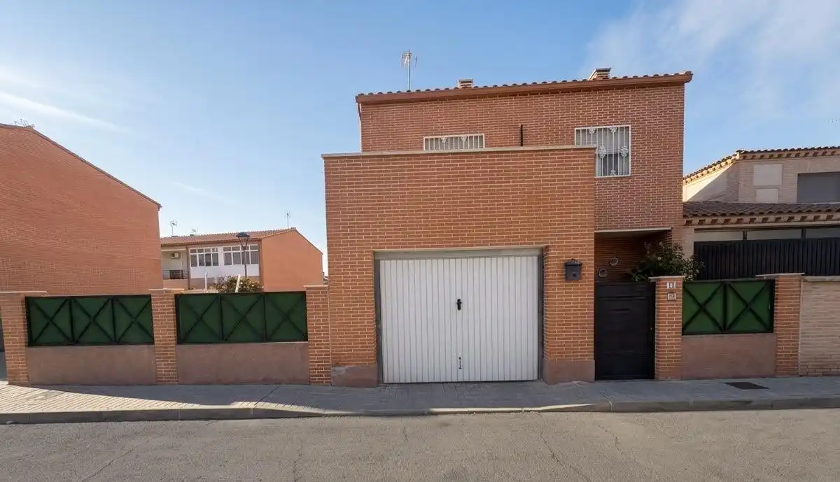 Semi-detached house with garden for sale in Magán