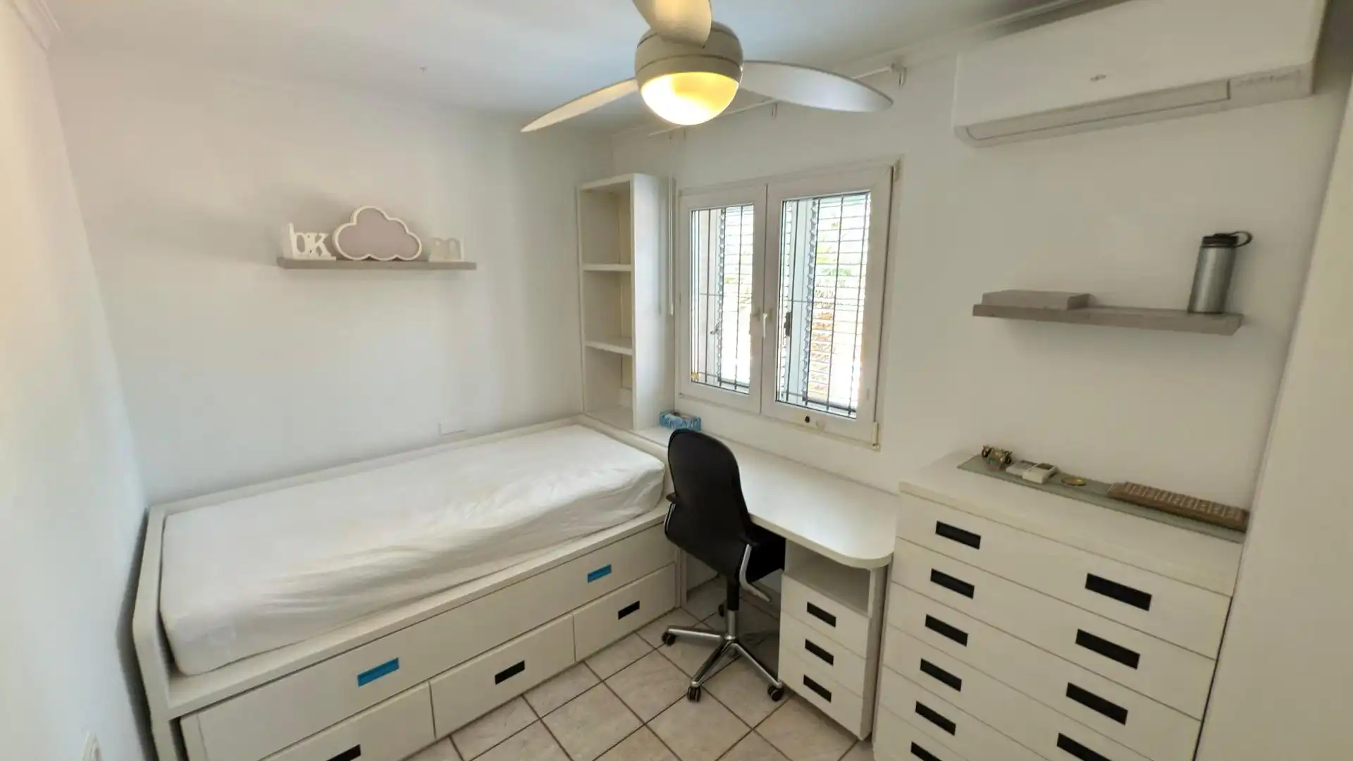 Dormitori de Casa o xalet en venda en Alicante / Alacant amb Aire condicionat, Calefacció i Jardí privat