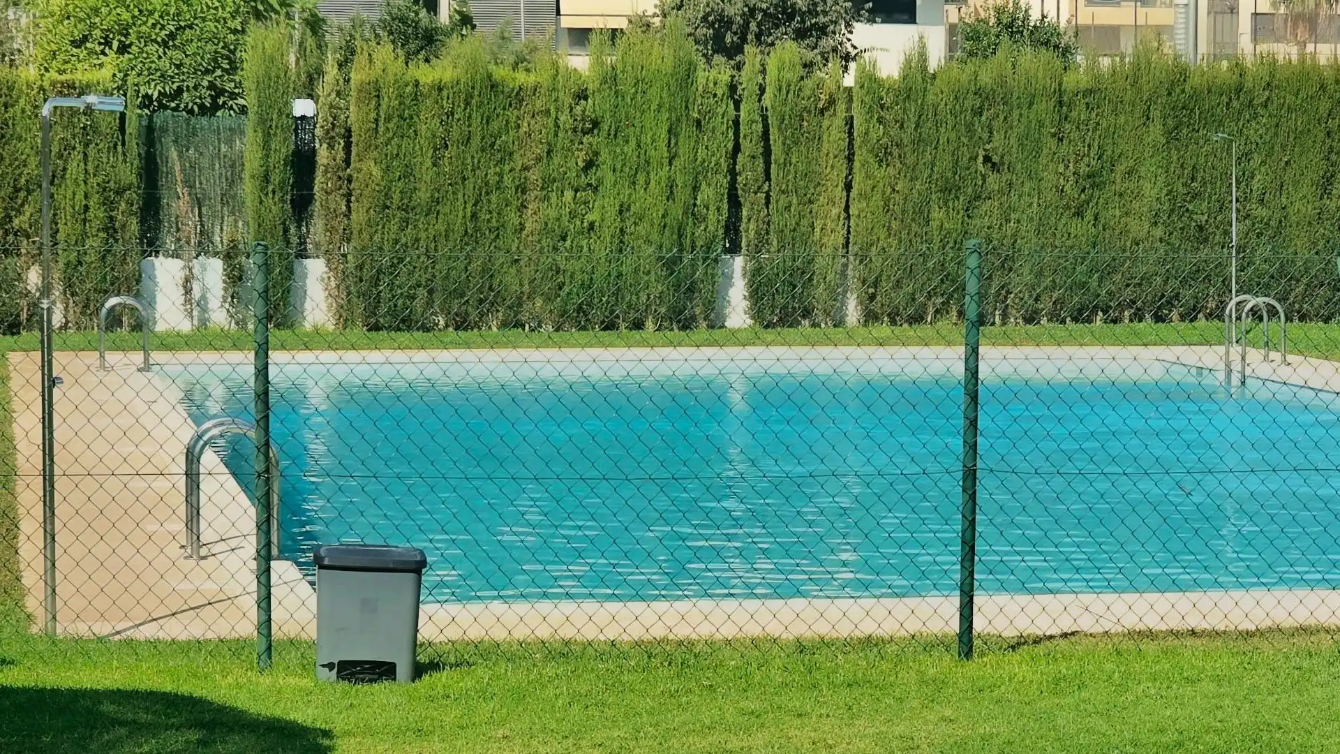 Piscina de Pis en venda en San Juan de Aznalfarache amb Aire condicionat, Jardí privat i Parquet