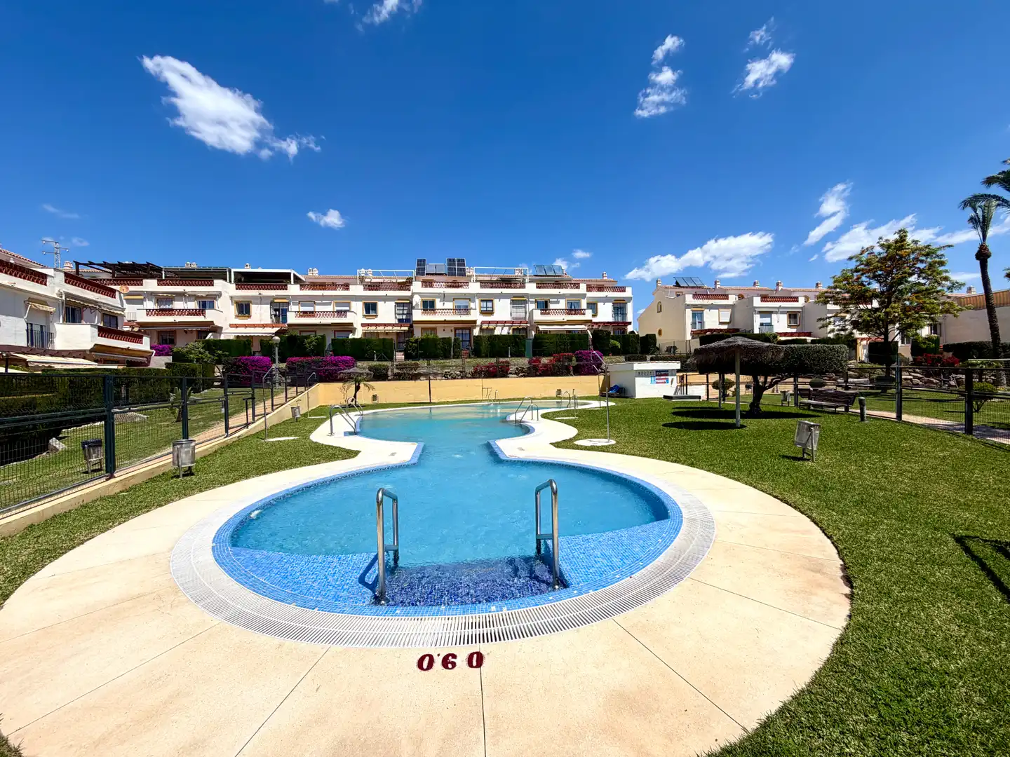 Schwimmbecken von Einfamilien-Reihenhaus zum Verkauf in Rincón de la Victoria mit Ofen, Balkon und Gemeinschaftspool
