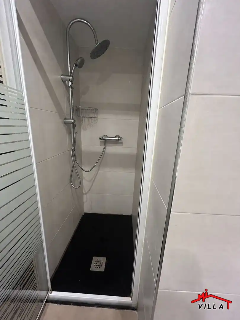 Bany de Pis en venda en Laredo amb Calefacció, Parquet i Terrassa