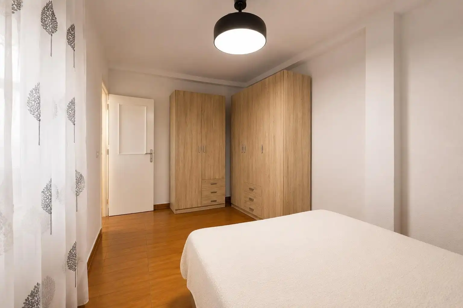 Dormitori de Apartament de lloguer en Almería amb Moblat i Balcó