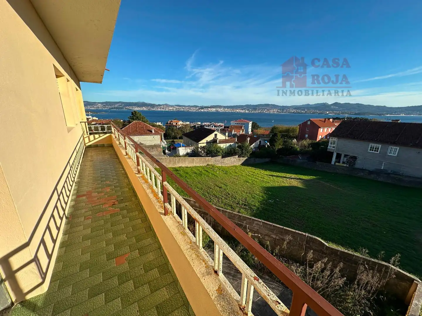 Vista exterior de Casa o xalet en venda en Cangas  amb Calefacció, Terrassa i Traster