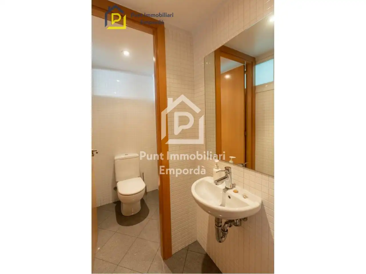 Bathroom of Houses for sale in Figueres  with Air Conditioner, Heating and Private garden