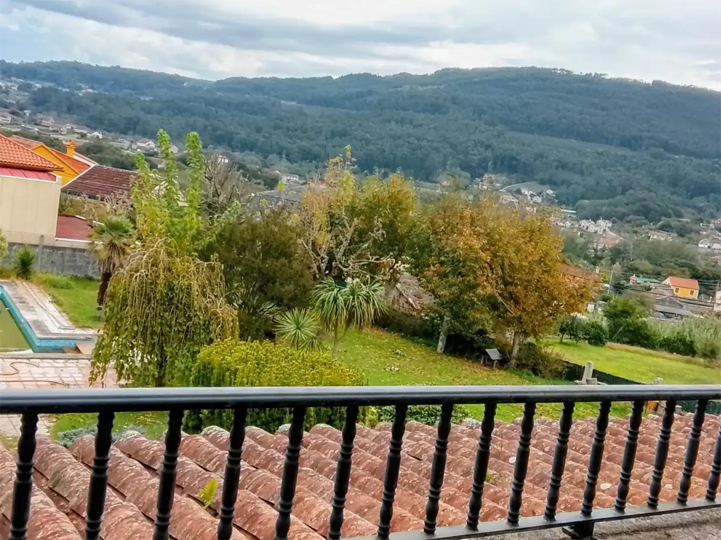 Vista exterior de Casa o xalet en venda en Pontevedra Capital  amb Jardí privat, Traster i Piscina