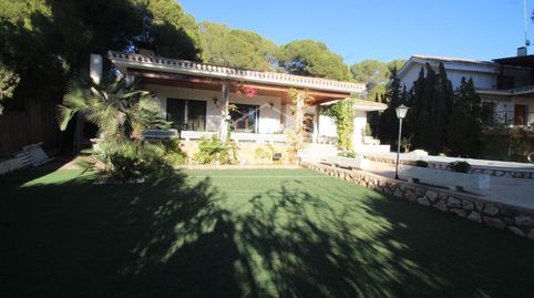 REF DH162Villa de 138msup2 construidos, con 4 dormitorios y 4 bantildeos, piscina privada, jardiacuten y parcela de 800msup2, ubic