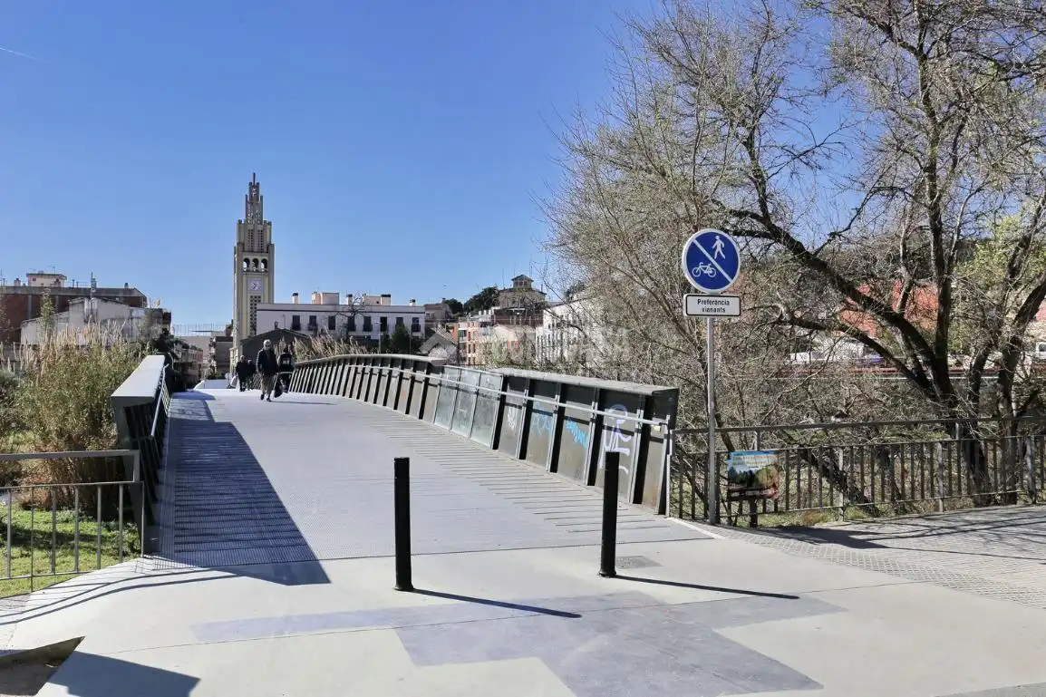 Vista exterior de Casa adosada en venda en Montcada i Reixac amb Balcó