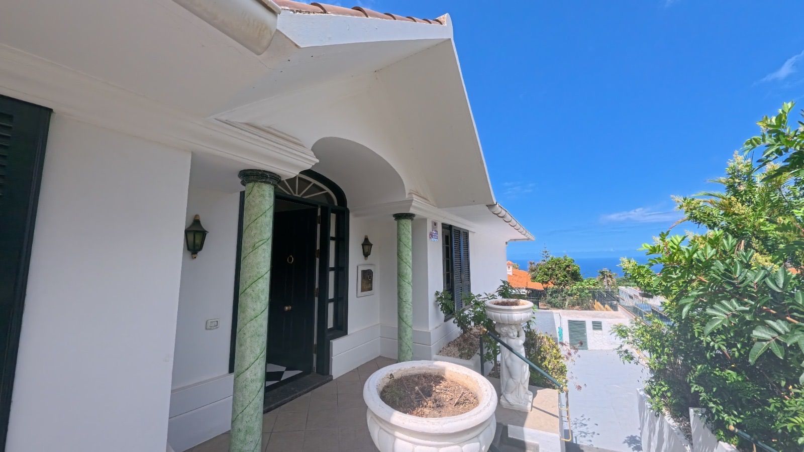 Vista exterior de Casa o xalet en venda en La Orotava amb Jardí privat, Traster i Moblat