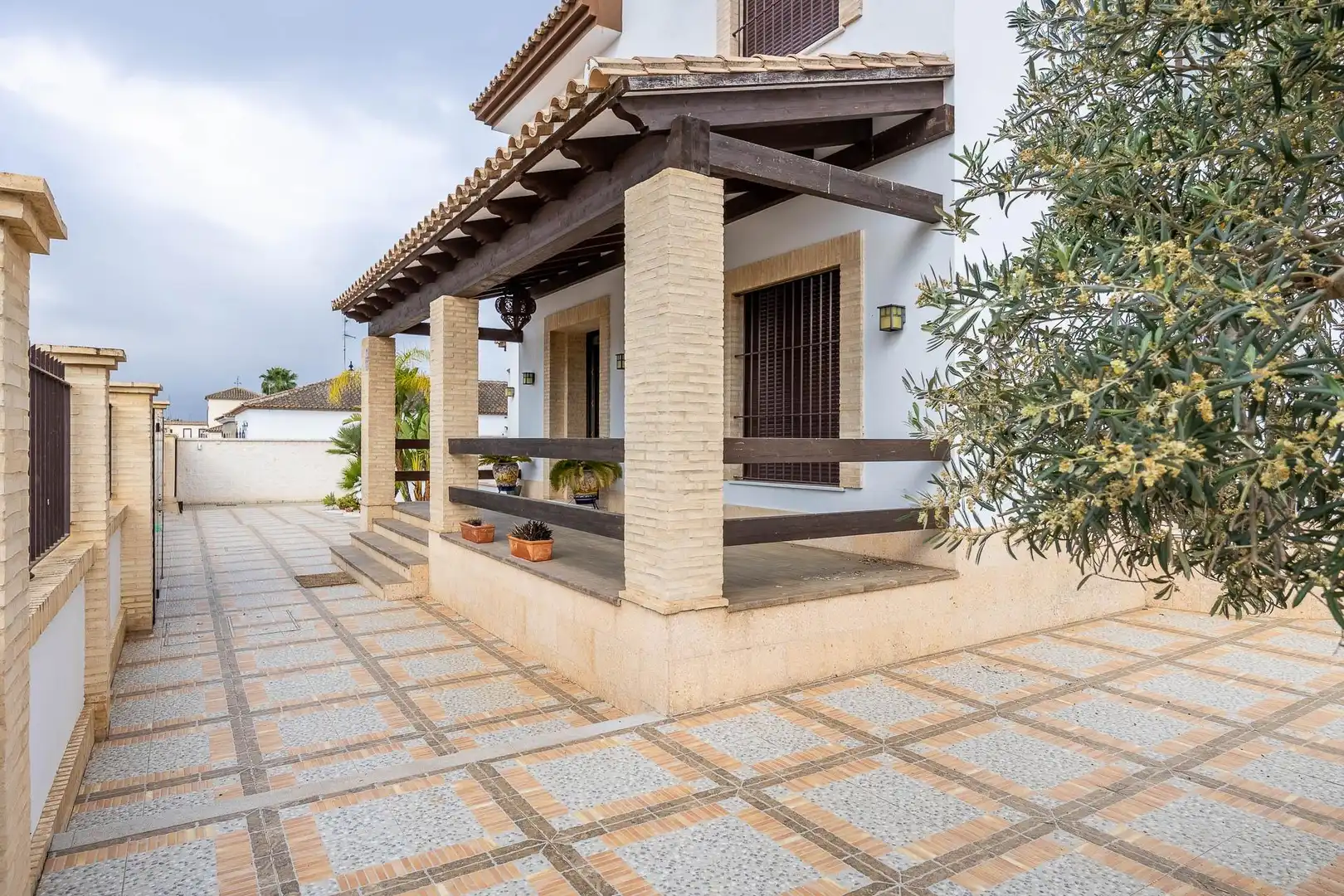 Vista exterior de Casa o xalet en venda en Villamanrique de la Condesa amb Aire condicionat, Calefacció i Jardí privat