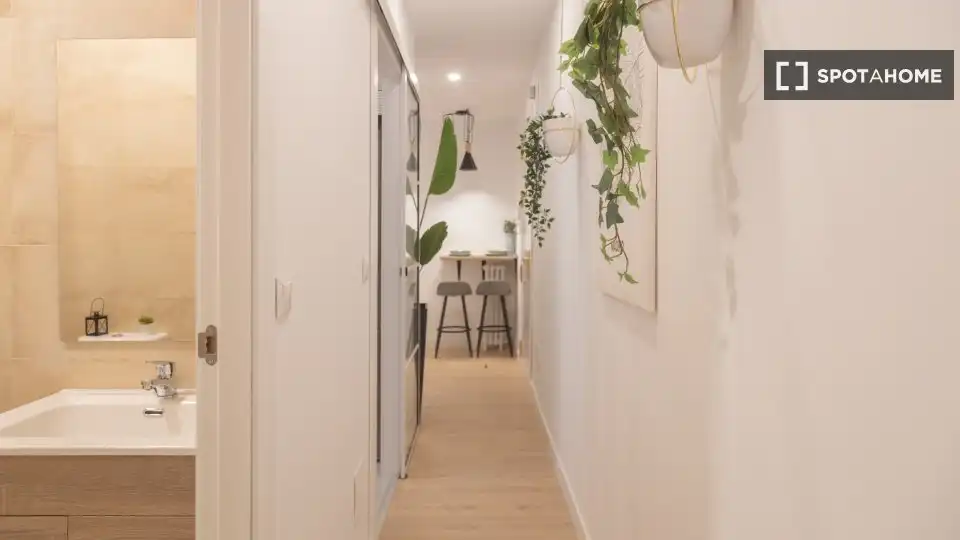 Flat for rent in Madrid  with Air Conditioner, Heating and Furnished