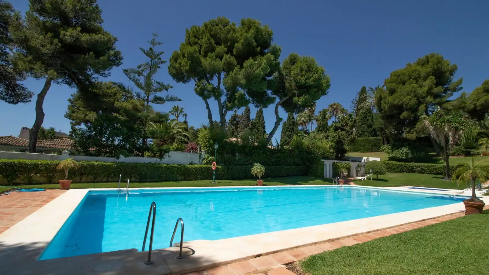 Jardín de Piso en venta en Marbella con Aire acondicionado, Terraza y Amueblado