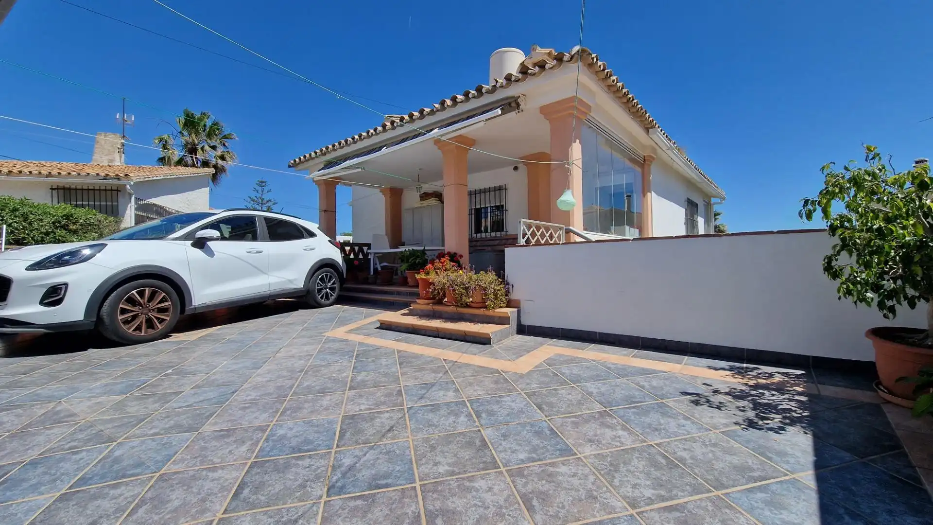 Vista exterior de Casa o xalet en venda en Mijas amb Aire condicionat, Jardí privat i Terrassa