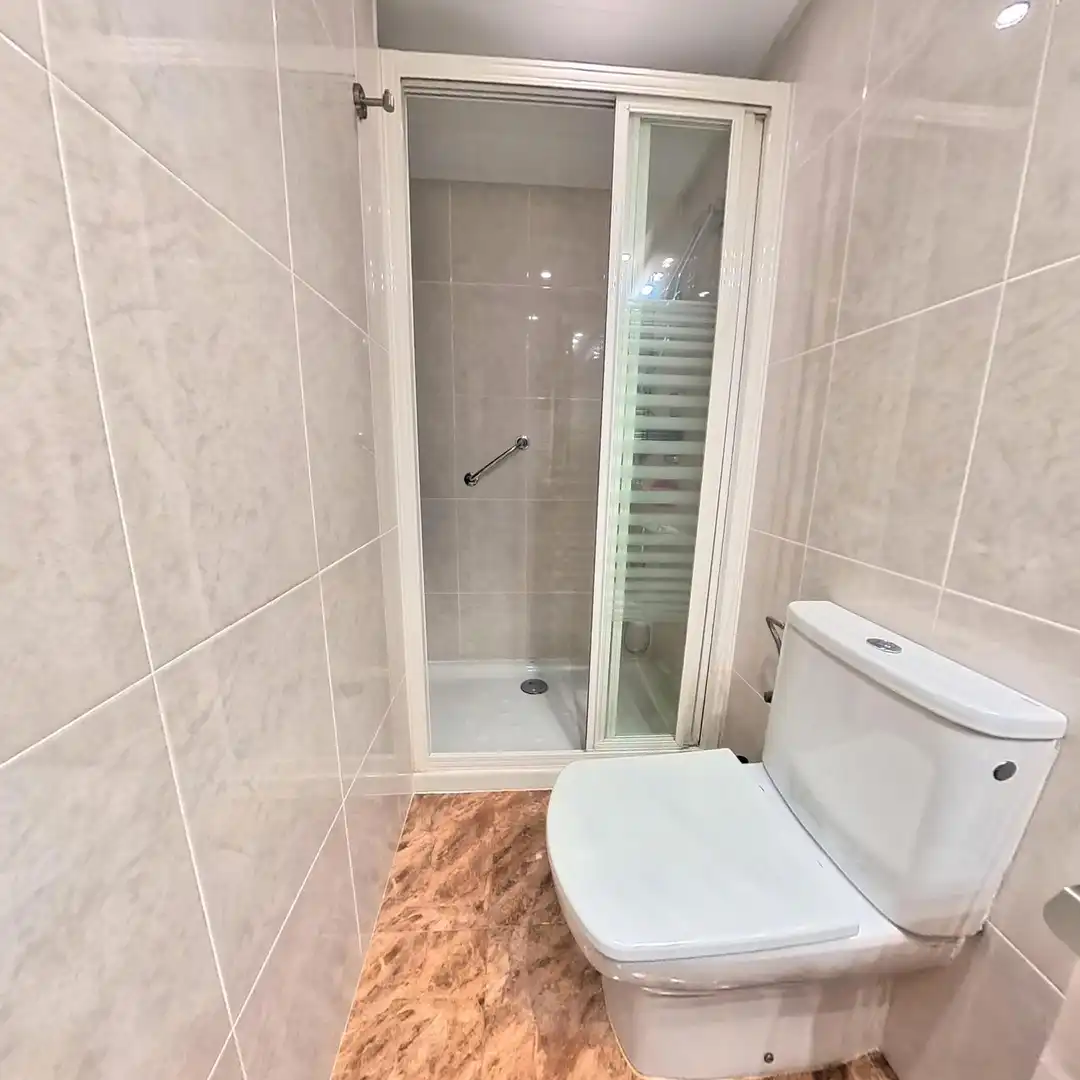 Badezimmer von Wohnung zum Verkauf in Barcelona mit Klimaanlage, Heizung und Terrasse