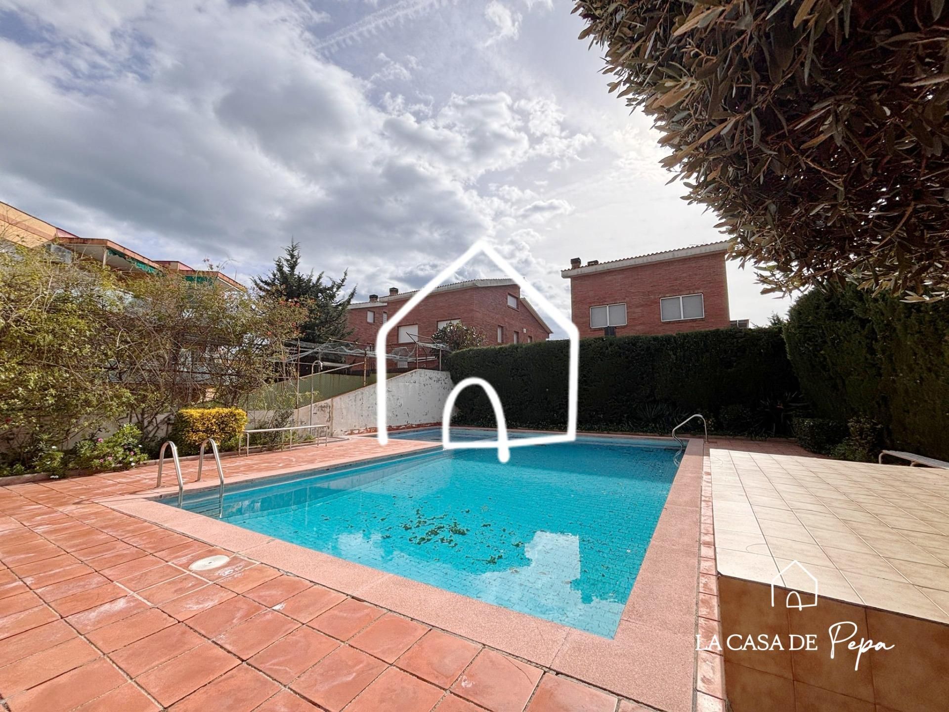 Piscina de Pis en venda en Castelldefels amb Aire condicionat, Jardí privat i Parquet