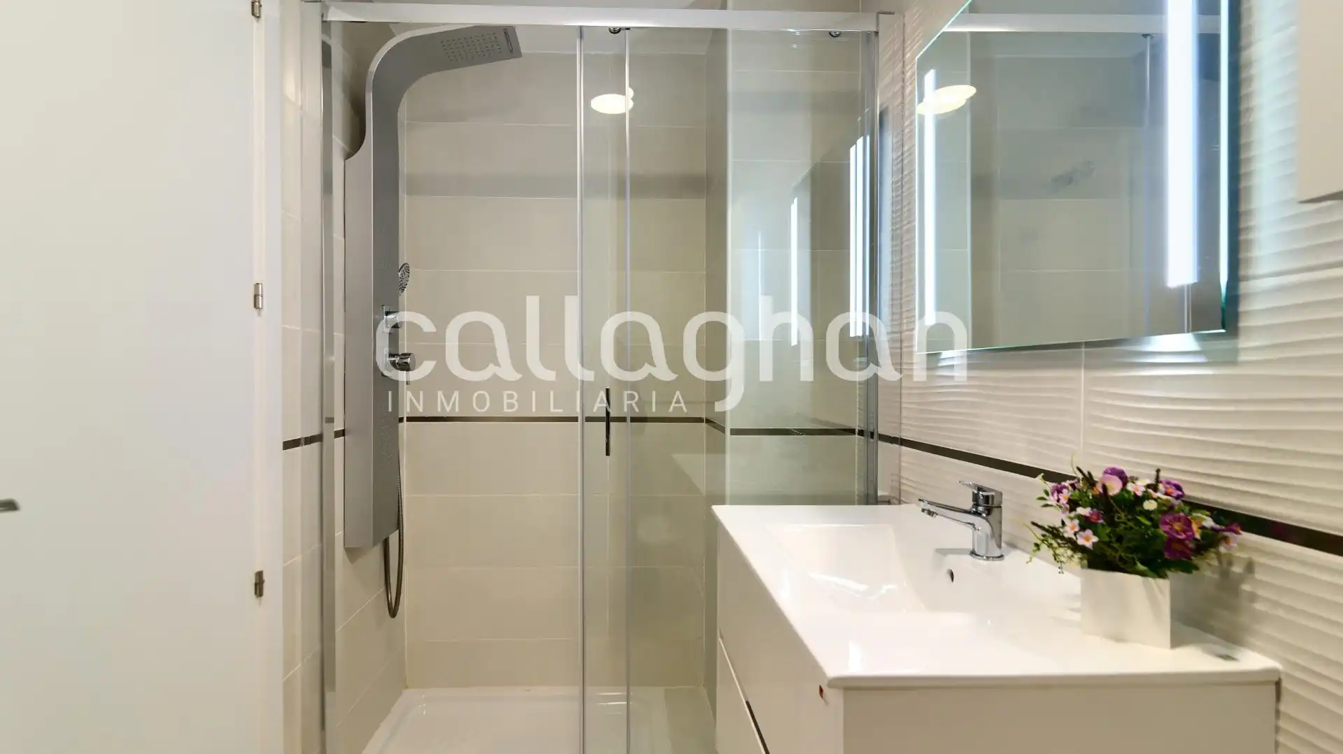Baño de Piso en venta en Oropesa del Mar / Orpesa con Aire acondicionado, Calefacción y Jardín privado
