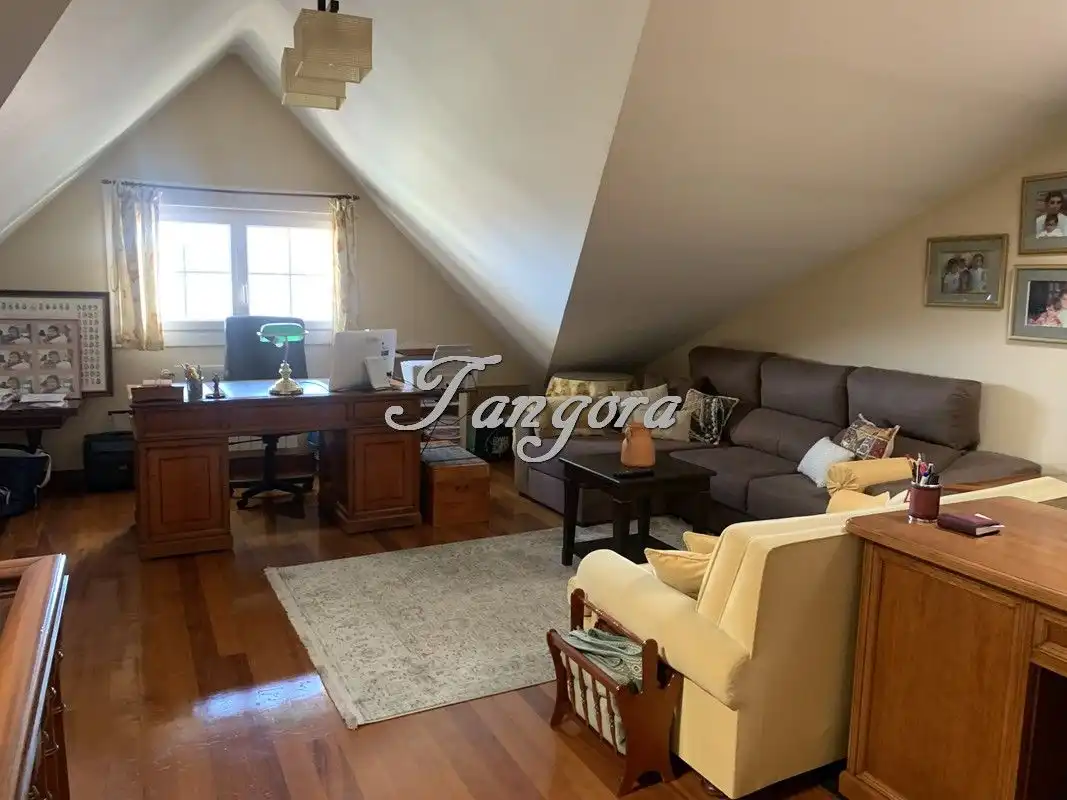Wohnzimmer von Einfamilien-Reihenhaus zum Verkauf in Castro-Urdiales mit Heizung, Parkett und Terrasse