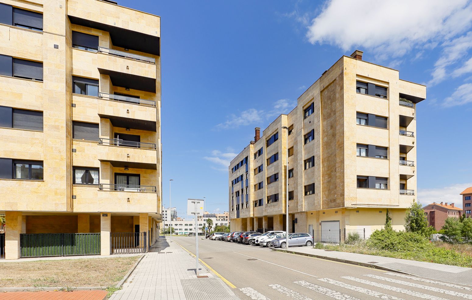 Vista exterior de Pis en venda en Gijón  amb Calefacció, Jardí privat i Parquet